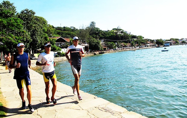 Triatletas brasileiros correm pela Orla Bardot, ponto turístico de Búzios (Foto: Alfredo Bokel / Globoesporte.com)