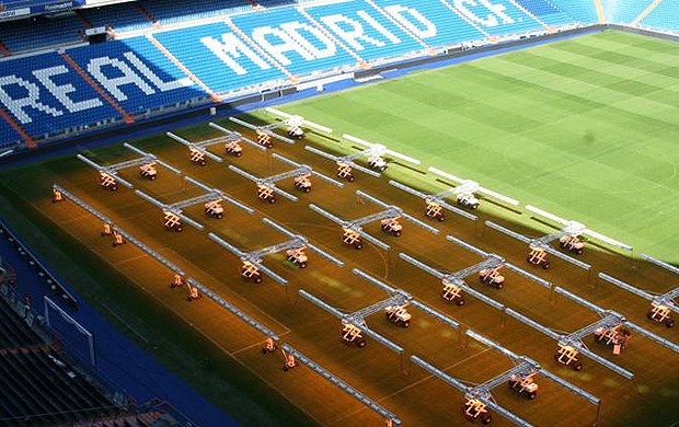 Estádio Santiago Bernabeu máquinas gramado (Foto: Divulgação)