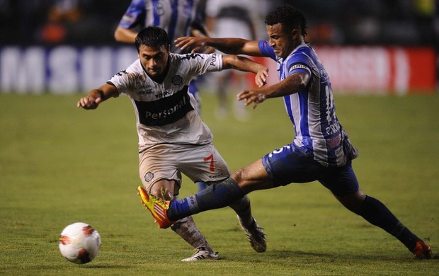 Biancucchi no jogo entre Emelec e Olimpia pela Libertadores (Foto: Rodrigo Buendia / AFP)