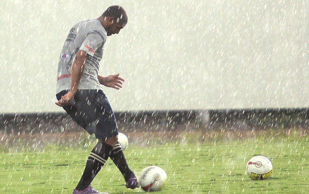Adriano no treino do Corinthians com chuva (Foto: Thales Stadler / Ag. Estado)