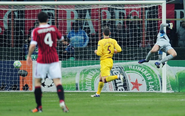 Gol do Milan sobre o Arsenal (Foto: Getty Images)