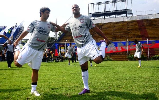Douglas e Adriano, do Corinthians (Foto: Marcos Ribolli / globoesporte.com)