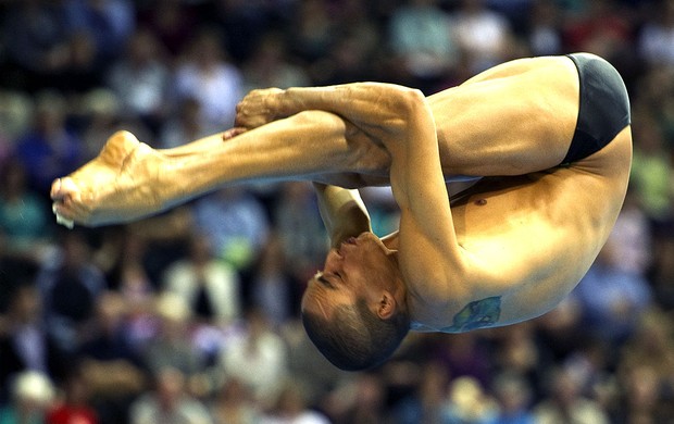 Cesar Castro na prova de salto em Londres (Foto: AFP)