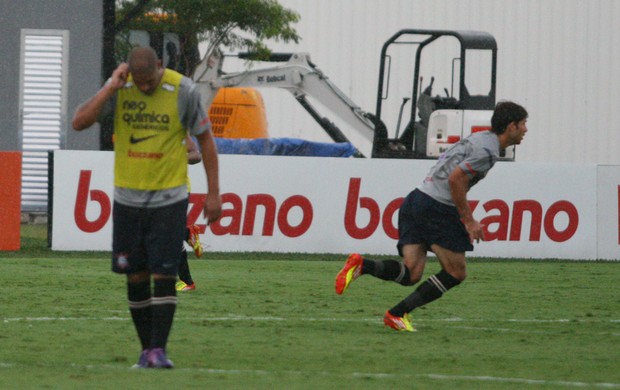 Adriano perde o brinco em treino do Corinthians (Foto: Anderson Rodrigues / globoesporte.com)