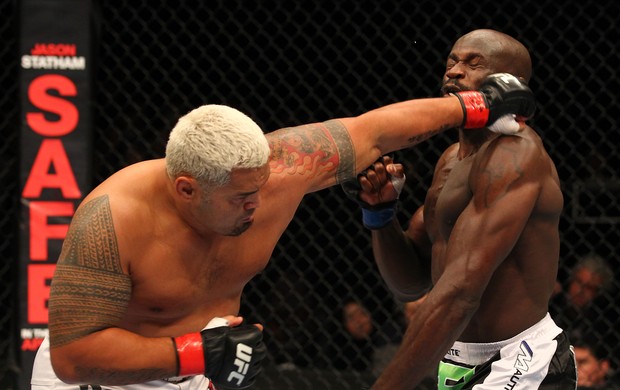 Mark Hunt nocauteia Cheick Kongo no card principal do UFC 144 (Foto: Getty Images)