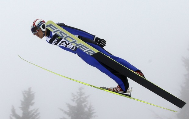 Esqui Akito Watabe no combinado nórdico em  Liberec  (Foto: AP)