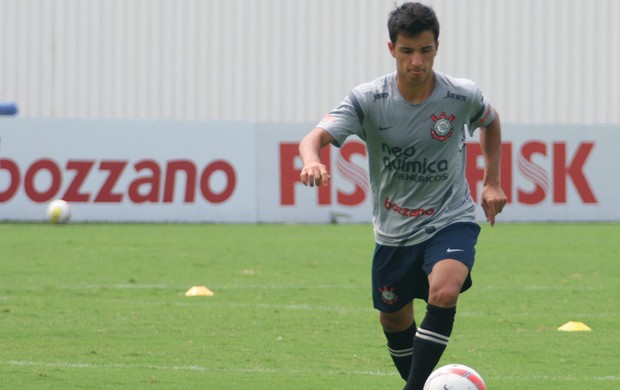 Mateuzinho treino Corinthians (Foto: Anderson Rodrigues/Globoesporte.com)