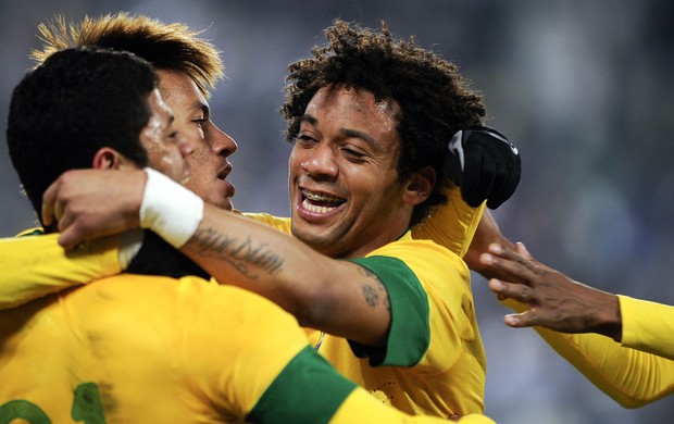 hulk marcelo neymar brasil x bósnia (Foto: AFP)