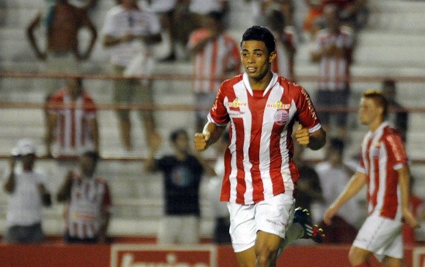 Gustavo, zagueiro do Náutico, comemora gol contra o Araripina (Foto: Aldo Carneiro)