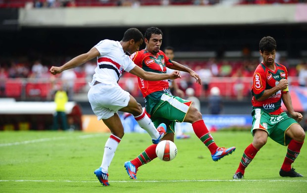 Lucas, do São Paulo, tenta jogada contra a Portuguesa (Foto: Marcos Ribolli / Globoesporte.com)
