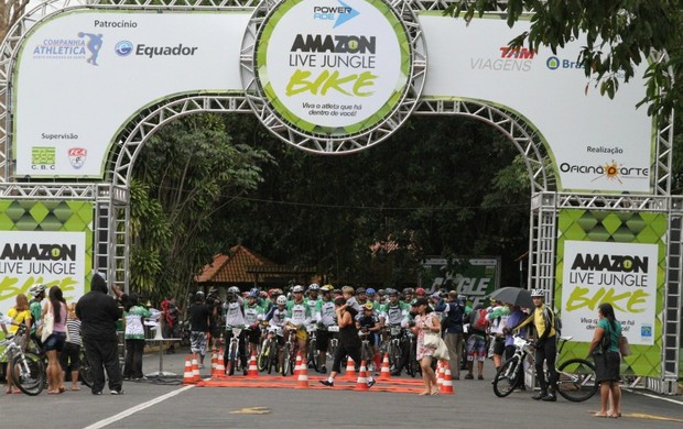 Corrida reiuniu 200 ciclistas em seis categorias (Foto: Frank Cunha)