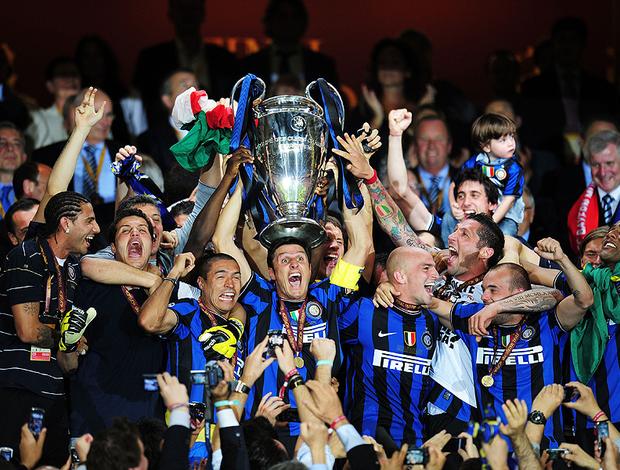 Zanetti ergue a taça de campeão da liga dos campeões