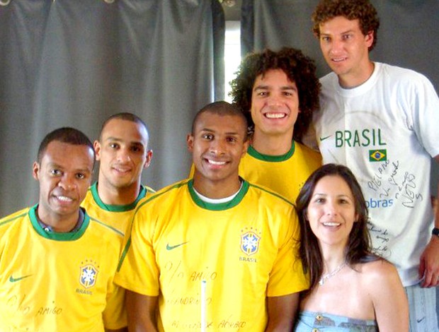 Elano com os jogadores de basquete Varejão, Leandrinho, Alex e Nezinho