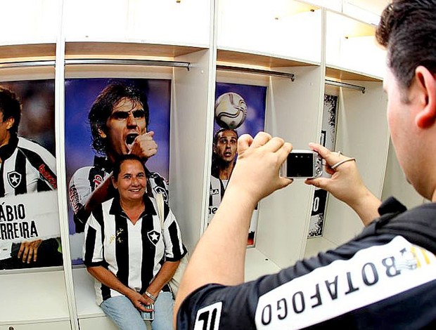 Torcedores visitam vestiário do Botafogo