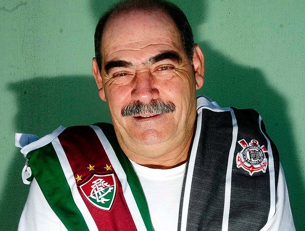 Rivelino com as camisas do Corinthians e Fluminense