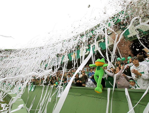 festa da torcida do Coritiba no estádio Couto Pereira (Foto: Giuliano Gomes / Agência Estado)