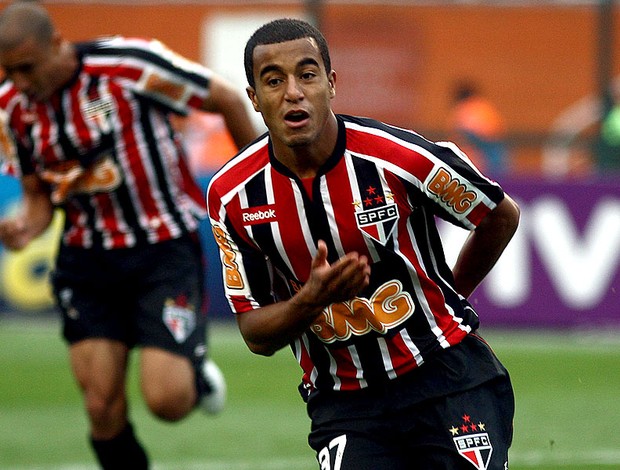 Lucas comemora gol do São Paulo contra o Palmeiras