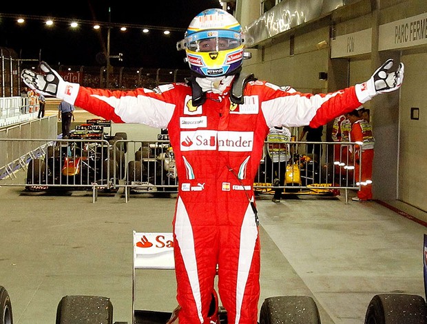 Alonso comemora vitória em Cingapura (Foto: Reuters)