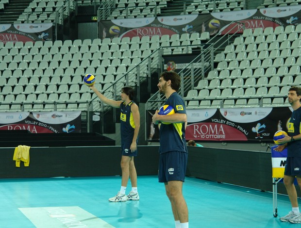 Giba e Rodrigão no treino da seleção brasileira de vôlei na Itália