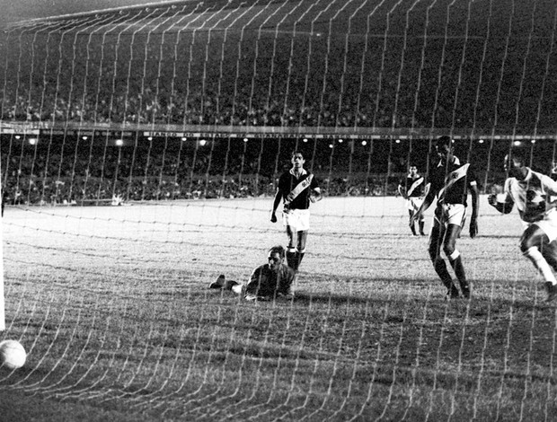 pelé marca seu milésimo gol e busca a bola na rede, vasco x santos (Foto: Agência Estado)