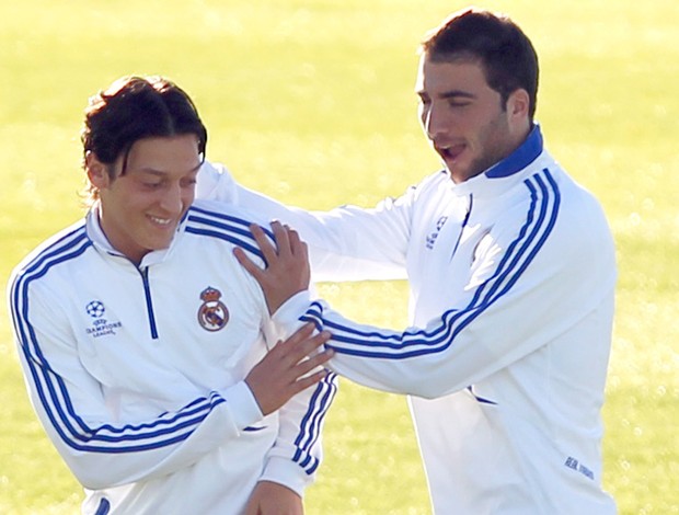 Higuain e Özil em treino do Real Madrid