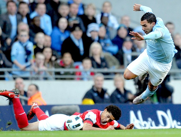 Denilson e Tevez no jogo entre Manchester City e Arsenal