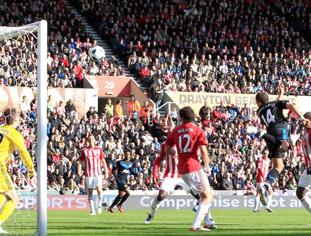 Javier Hernandez do Manchester United marca contra o Stoke City