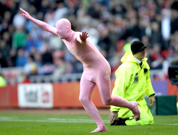 Homem invade campo vestido de rosa no jogo entre Sunderland e Aston Villa