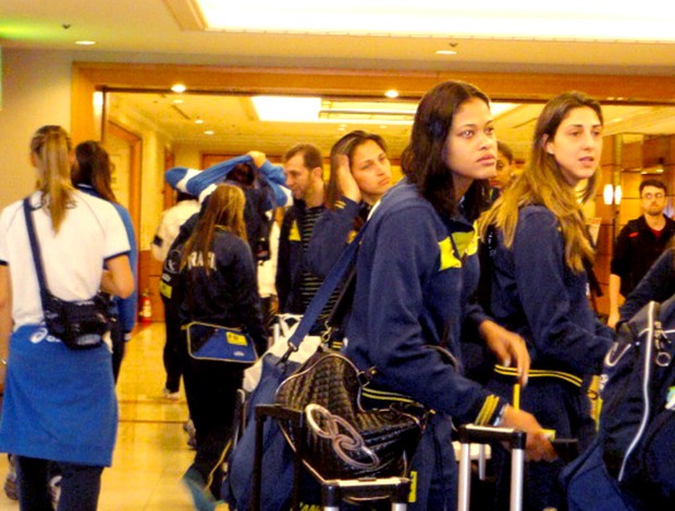 Mundial Feminino de Vôlei: seleção esbarra com a rival Itália na chegada ao hotel em Hamamatsu