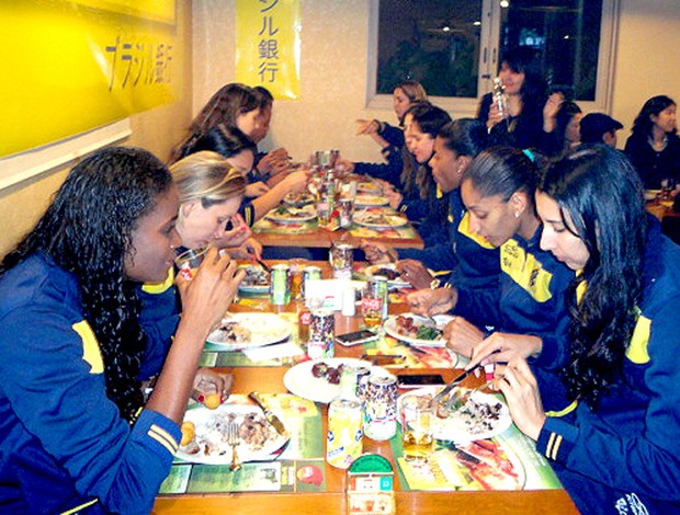 Mundial Feminino de Vôlei: Seleção janta em churrascaria