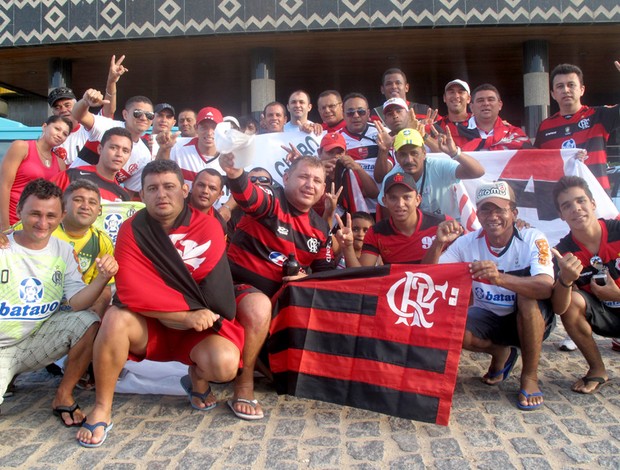 torcedores em frente ao hotel do Flamengo
