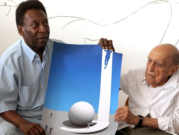 Oscar Niemeyer apresenta projeto de museu para Pelé
