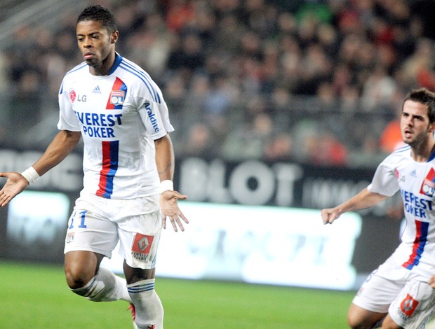 Michel bastos no jogo entre Lyon e Rennes