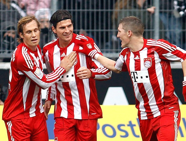 Ottl , Gomez e Schweinsteiger do Bayern comemoram gol