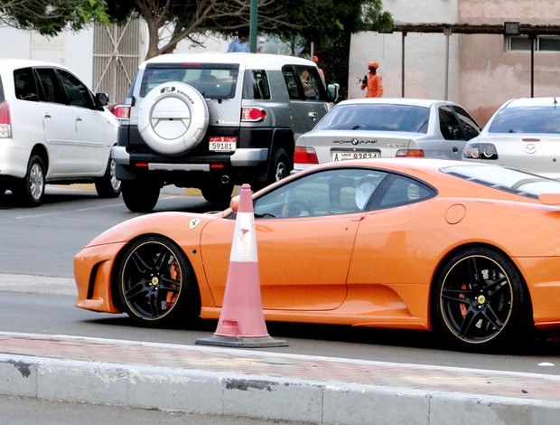Preparação GP de Abu Dhabi - Ferrari laranja no trânsito