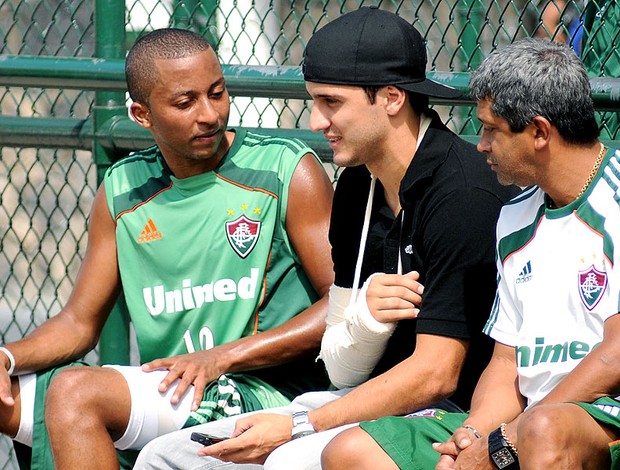 Marquinho com o braço imobilizado no treino do Fluminense