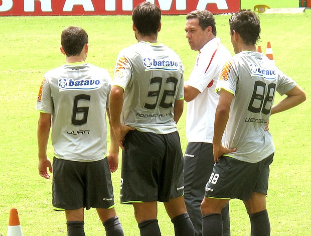 Vanderlei Luxemburgo conversa com os laterais no treino do Flamengo