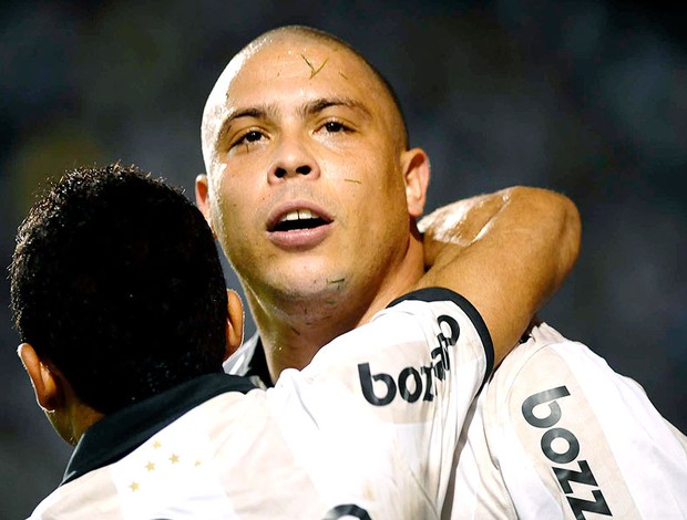 Ronaldo comemora gol do Corinthians contra o Cruzeiro (Foto: Marcos Ribolli / GLOBOESPORTE.COM)