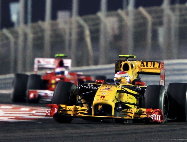 Alonso atrás de Petrov no GP de Abu Dhabi (Foto: Getty Images)