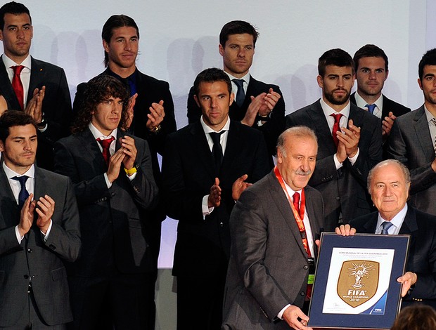 Blatter entrega prêmio da FIFA para a seleção da Espanha 