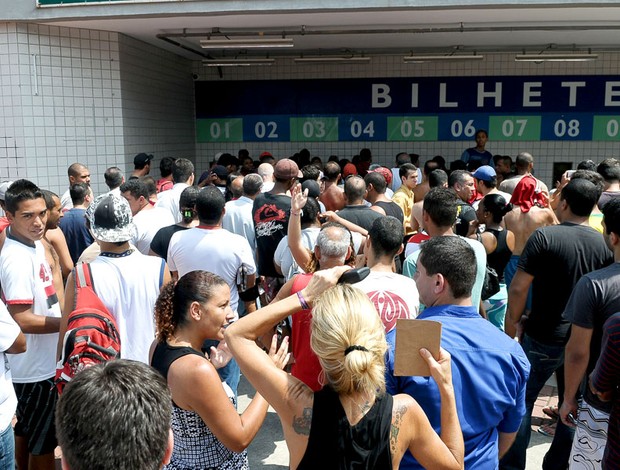 torcida faz fila para comprar ingressos para o jogo do flamengo contra o guarani
