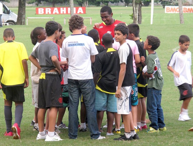 Renato com jogadores da base do Flamengo