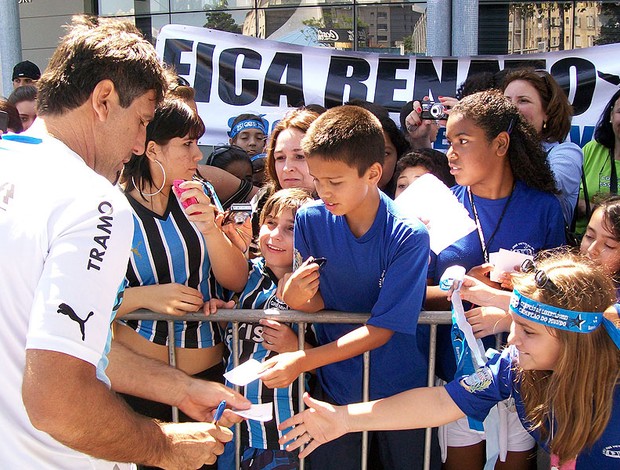 Renato Gaúcho com torcedores no treino do Grêmio