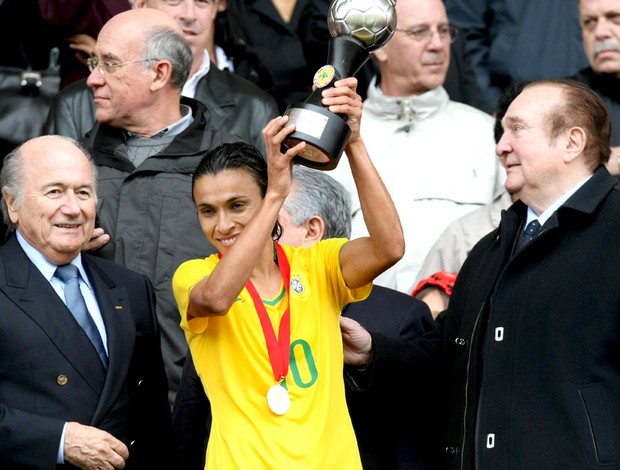 blatter e marta com troféu de campeã, brasil campeão sul-americano
