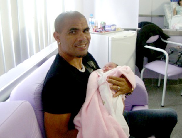 Alessandro do Botafogo com a filha Julia