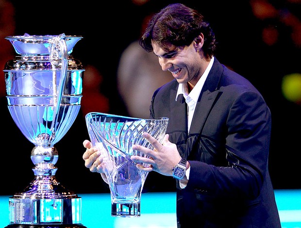 Rafael Nadal recebe troféus durante o ATP Finals