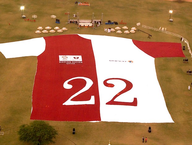 camisa gigante promove a candidatura da copa do mundo Qatar 2022