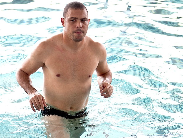 Ronaldo sem camisa e Elias na piscina no treino do Corinthians