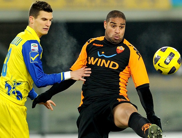 Adriano no jogo Chievo x AS Roma