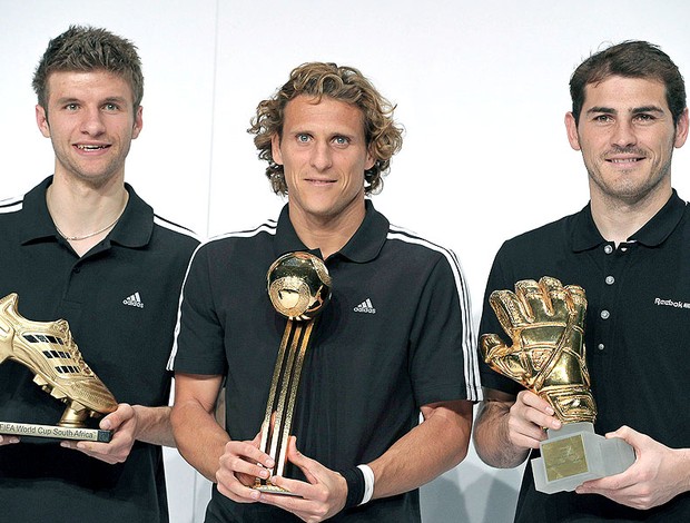 Thomas Muller, Diego Forlan e Casillas recebem os prêmios da Copa do Mundo
